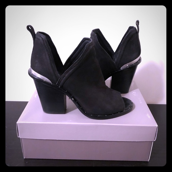 mercer edit Shoes - Sold! Mercer Edit western style leather heels